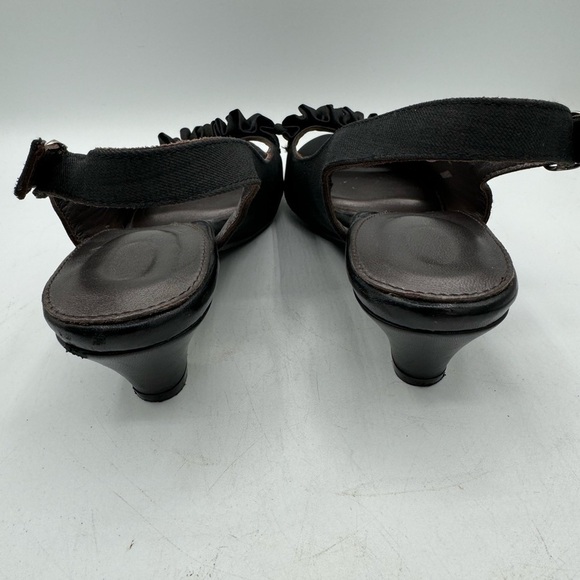 YOU by Crocs open toe sling back low heel w/ ruffled Sz *8.5 - 9 good condition - Picture 3 of 9